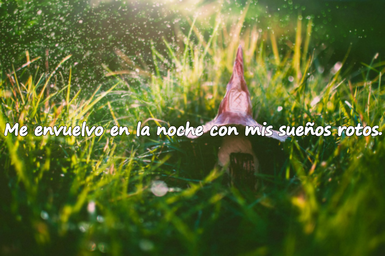 Me envuelvo en la noche con mis sueños rotos.