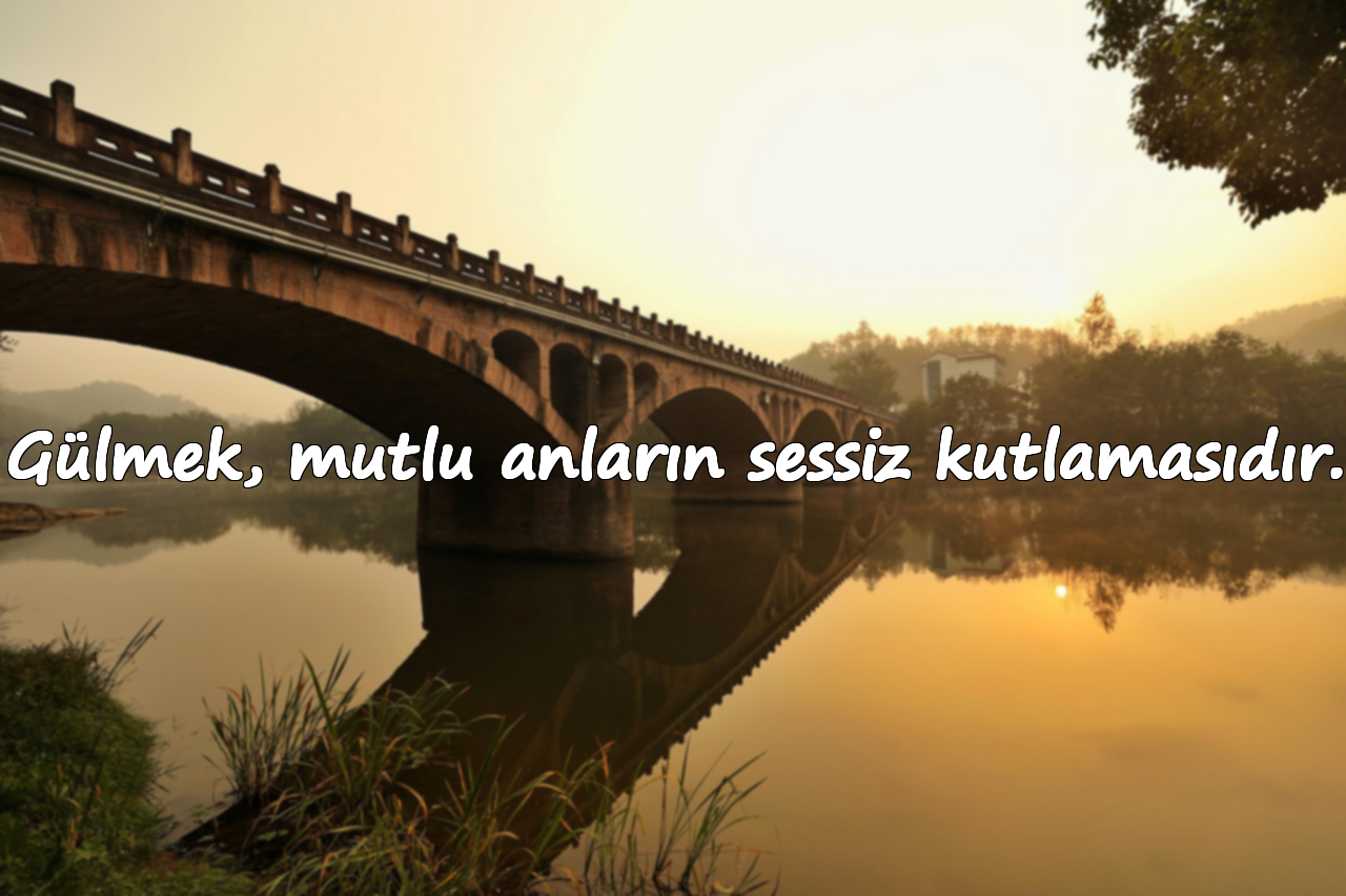 Gülmek, mutlu anların sessiz kutlamasıdır.